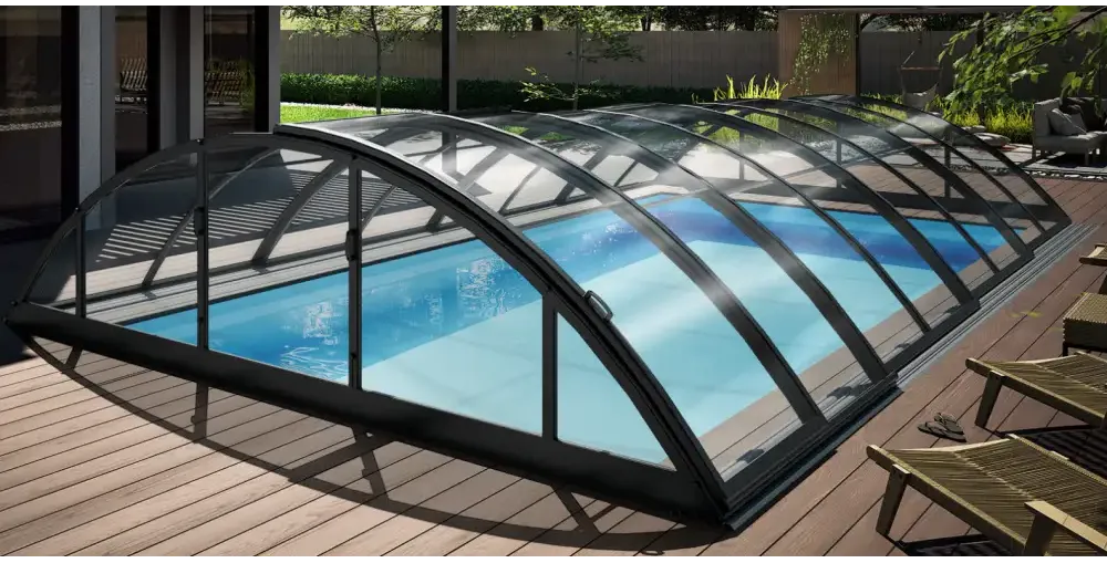 Pooltak Klasik 4×8 med svart ram och genomskinliga glaspartier